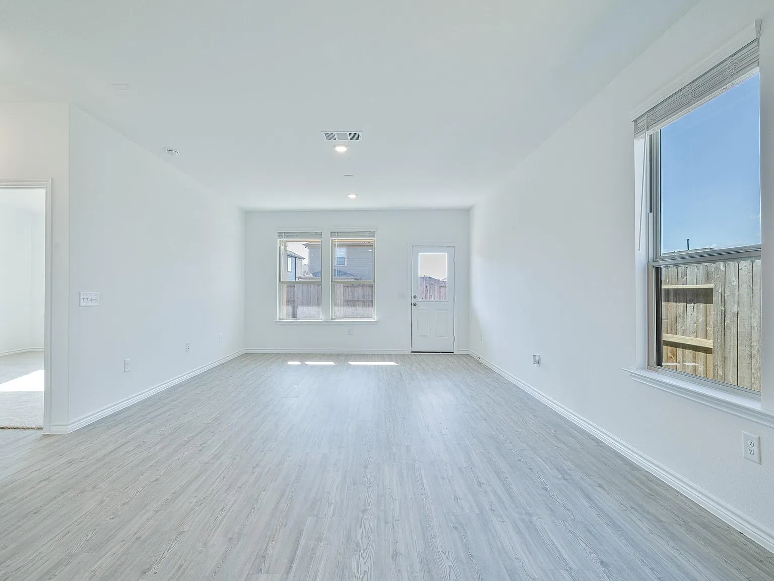 4 bed, 2.5 bath, 2109 sqft, $2,250 — Photo 2