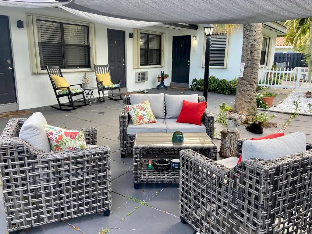 213 Hibiscus Avenue, photo 3