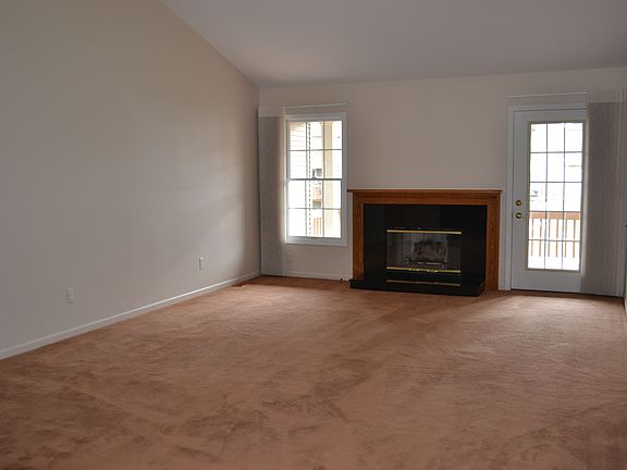 Living Room & Gas Fireplace