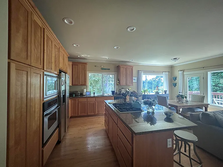 2545 NE 85th St — Photo 5