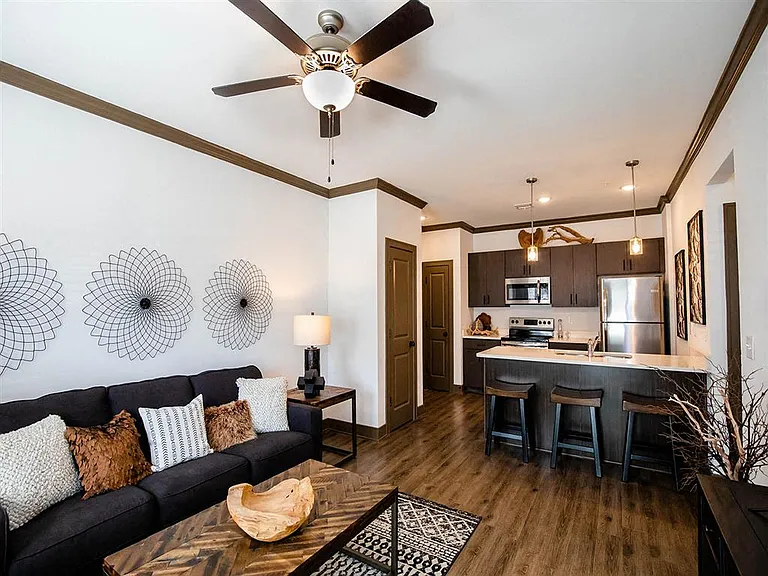 Thrive at Creekside Apartments and Townhomes — Photo 16