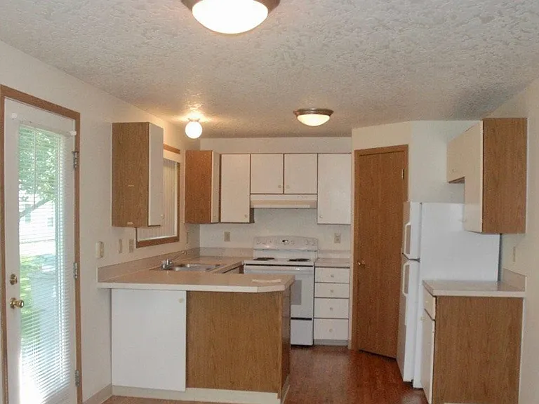 803-843 Comstock Cir — Photo 3