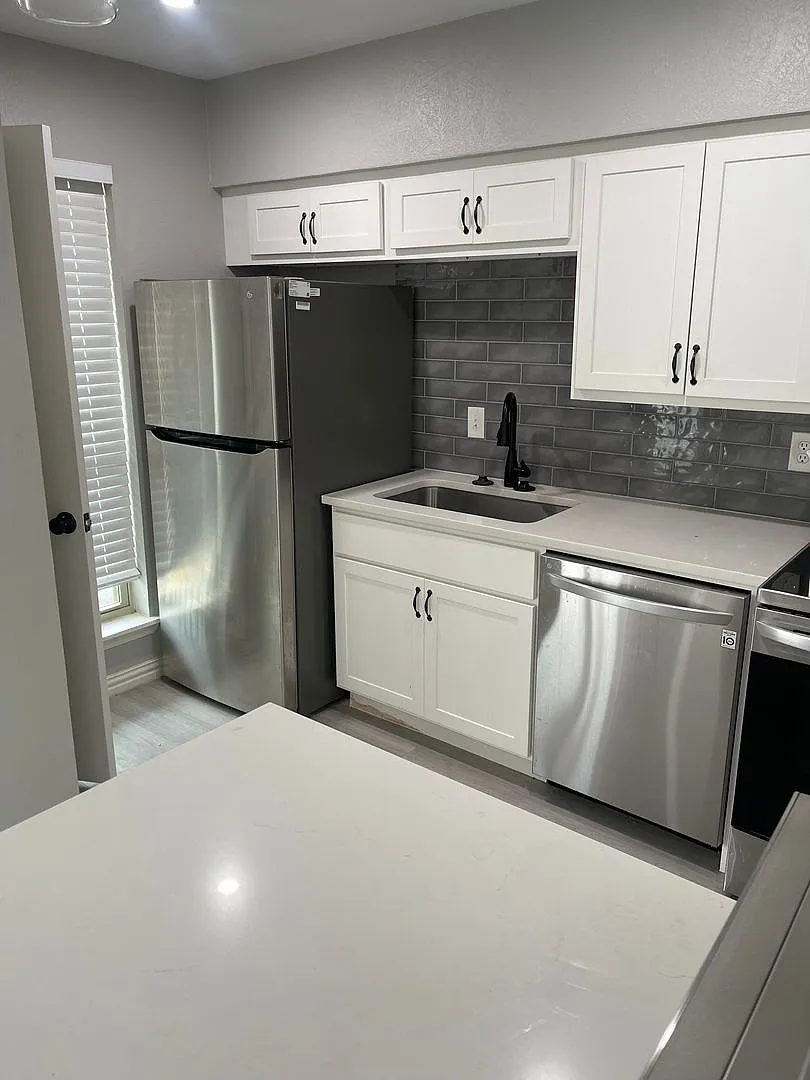 Newly Renovated One Bedroom Near Smu With All Bills Paid! — Photo 4