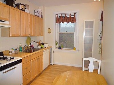 3rd image of 164 Strathmore Rd APT 21