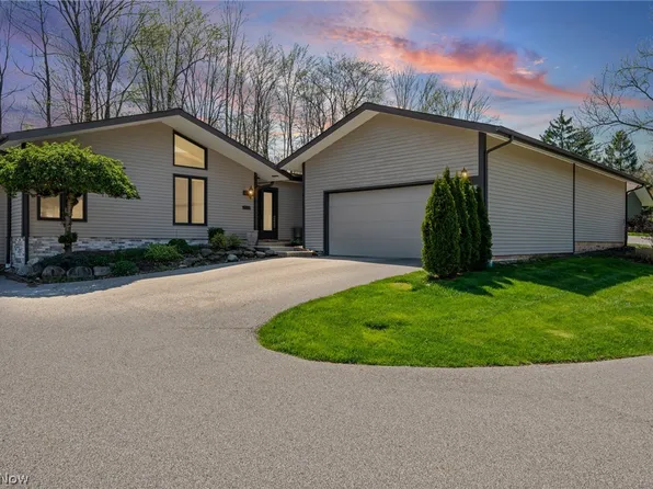 6972 Windward Hills Dr, Brecksville, OH 44141