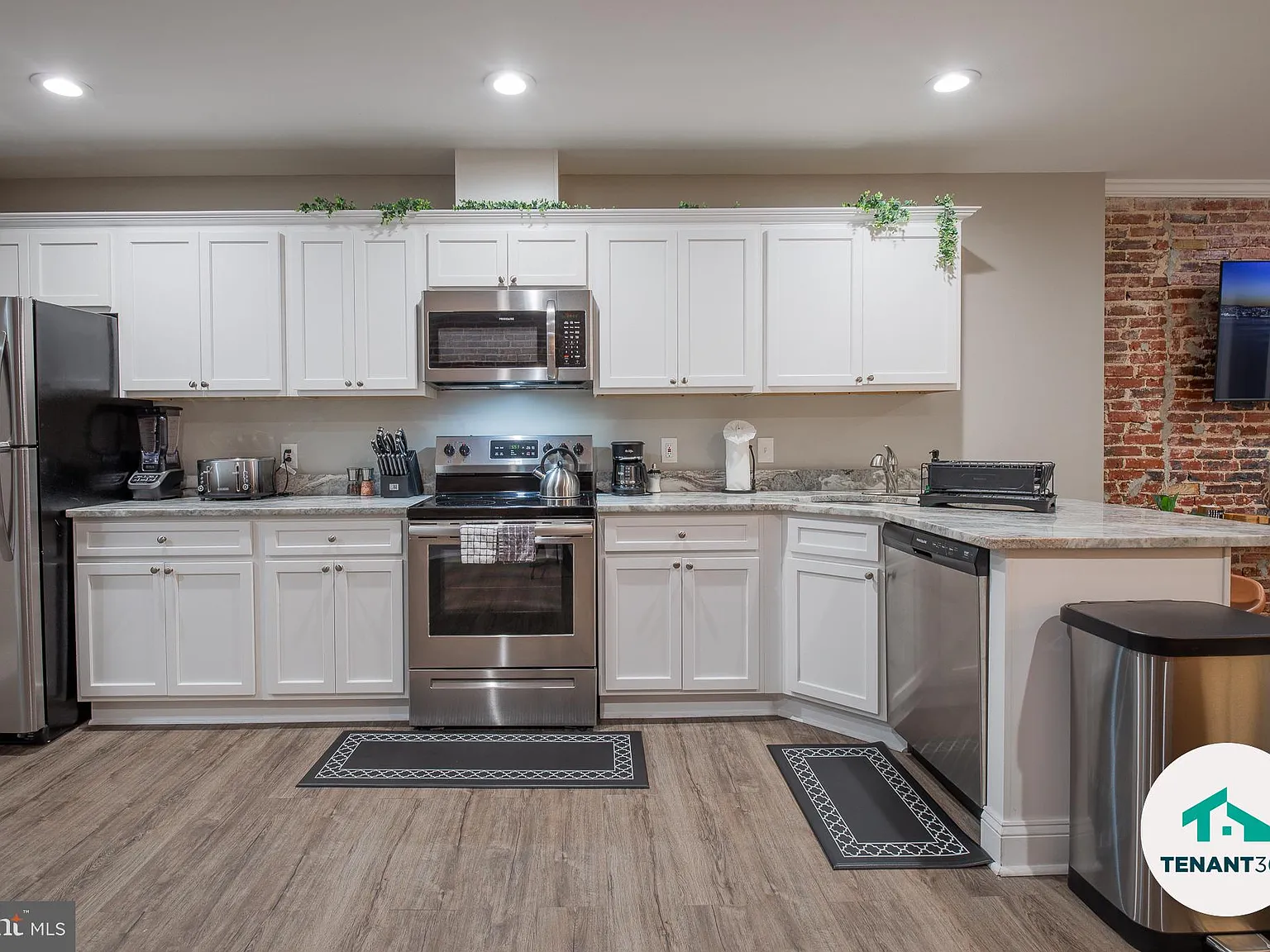 2 bed, 2.0 bath, 6026 sqft, $2,450 — Photo 2