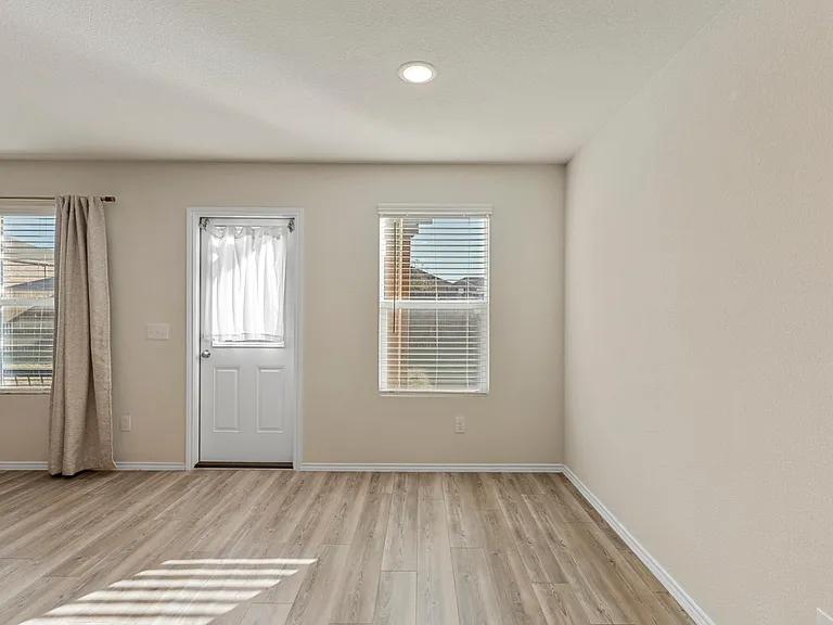 10121 Wyseby Rd — Photo 11