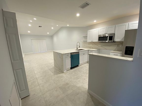 3rd image of 9973 Three Lakes Cir