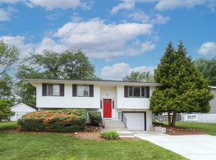 916 S Braintree Dr, Schaumburg, IL 60193