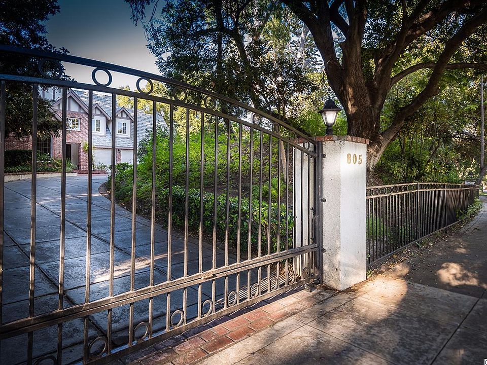 1st image of 805 Oak Knoll Cir