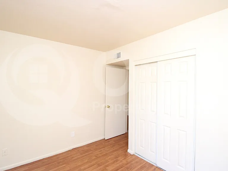 601 N May #5 — Photo 16
