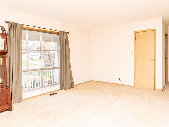 2nd image of 2709 N Richmond Dr