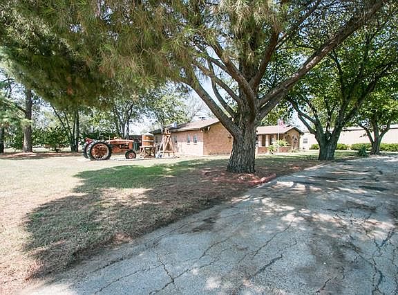 3rd image of 5390 Whispering Oaks Ln