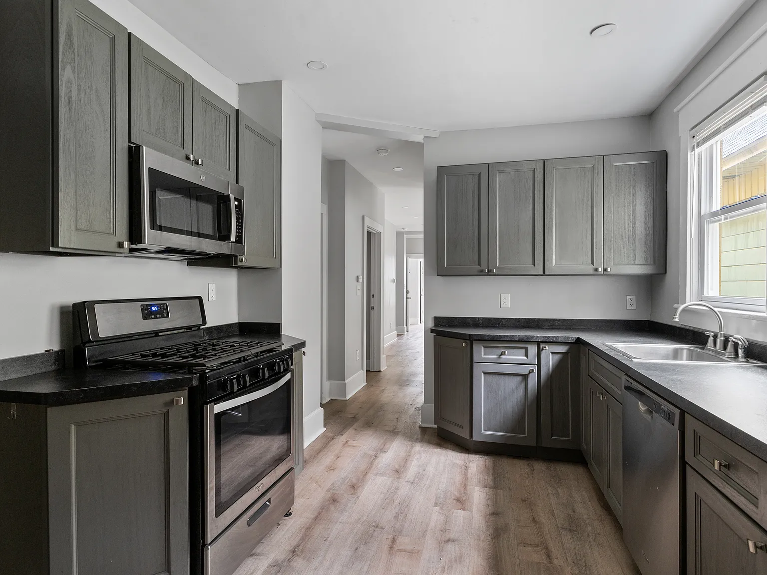 4 bed, 2000 sqft, $2,400 — Photo 4