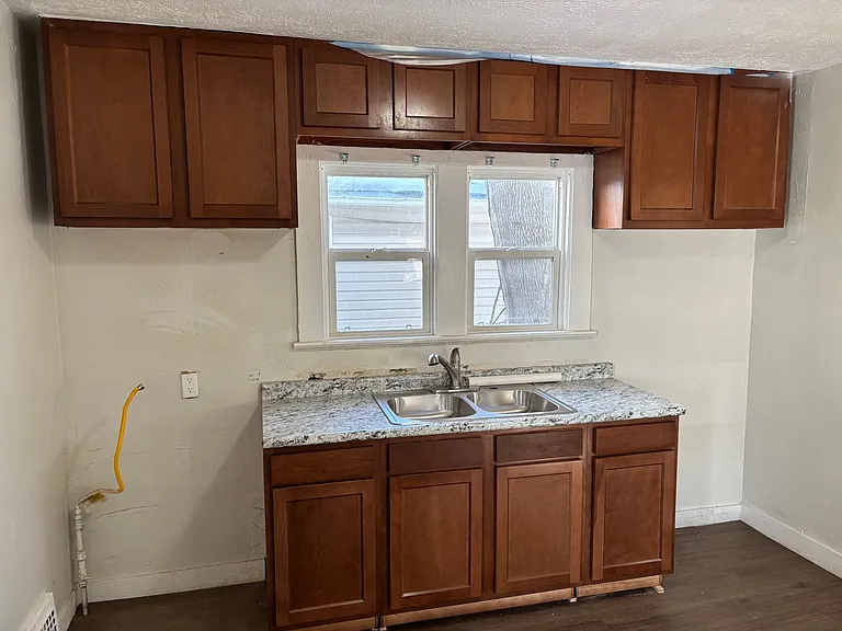 835 Carlysle St — Photo 6