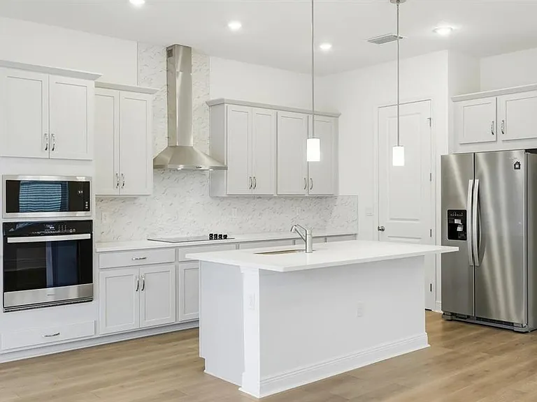 16453 Hamlin View St — Photo 11