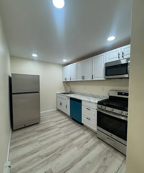 157 Christopher Columbus Dr #2R — Photo 3