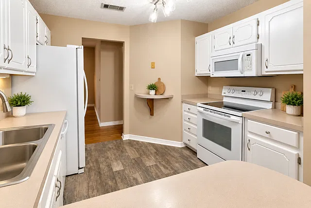 3 bed, 1594 sqft, $2,200 — Photo 3