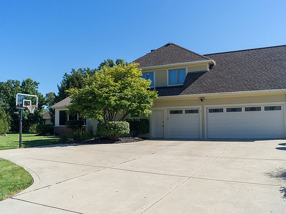 4th image of 5785 Medallion Dr E