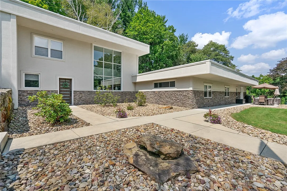 124 McBride Hill Rd photo 1