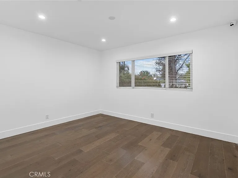 22904 Calvert St — Photo 39