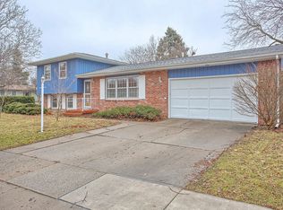 2102 Lynwood Dr, Champaign, IL 61821