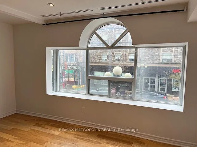 1431 & 1433 Gerrard St E — Photo 11