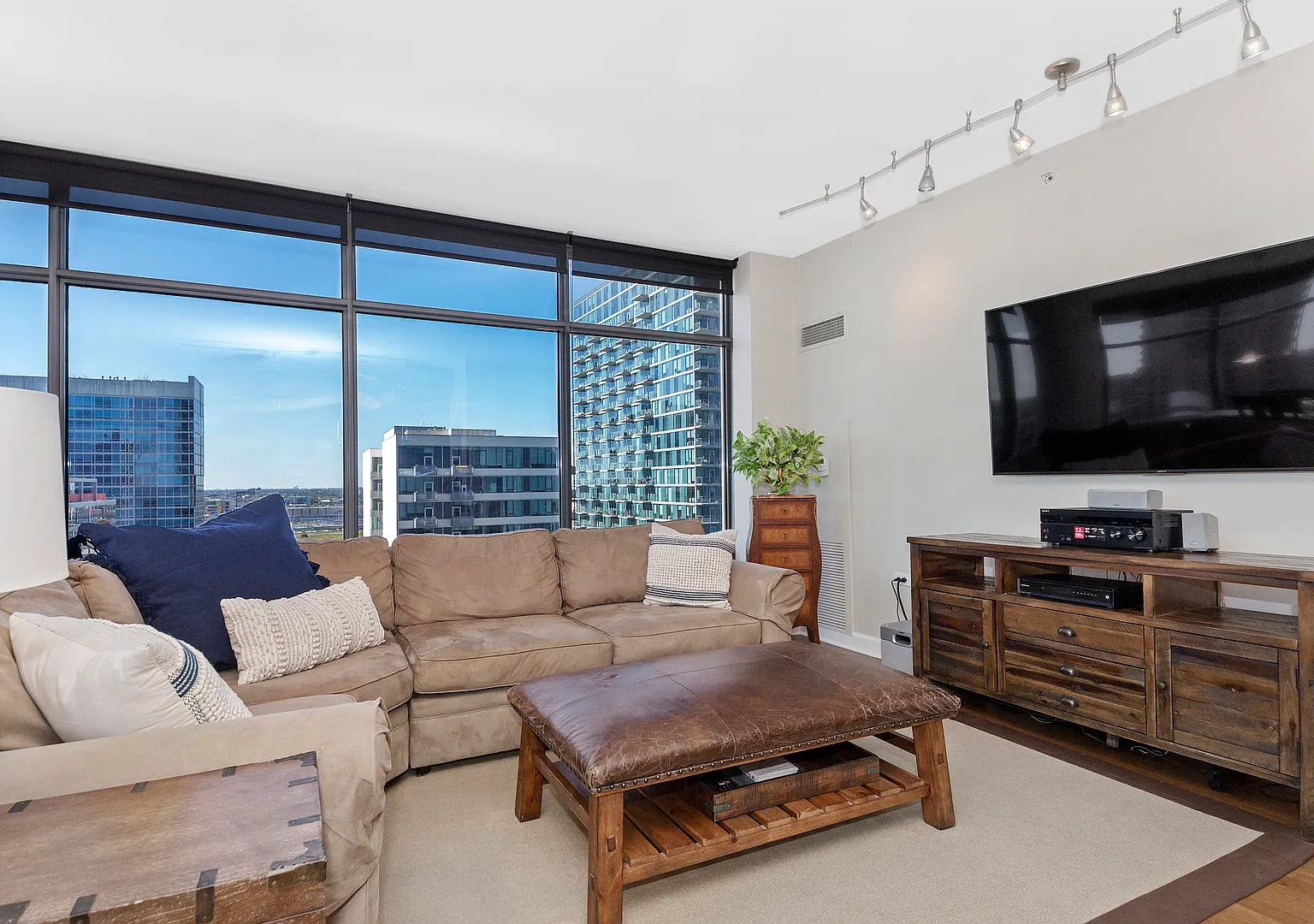 2 bed, 1386 sqft, $3,800 — Photo 3