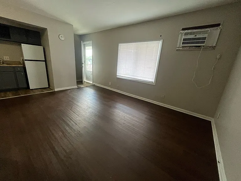 4524 Lafayette Ave #10 — Photo 2