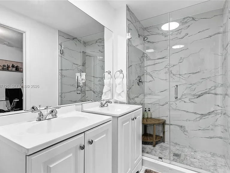 1430 NE 11th St #1430 — Photo 14