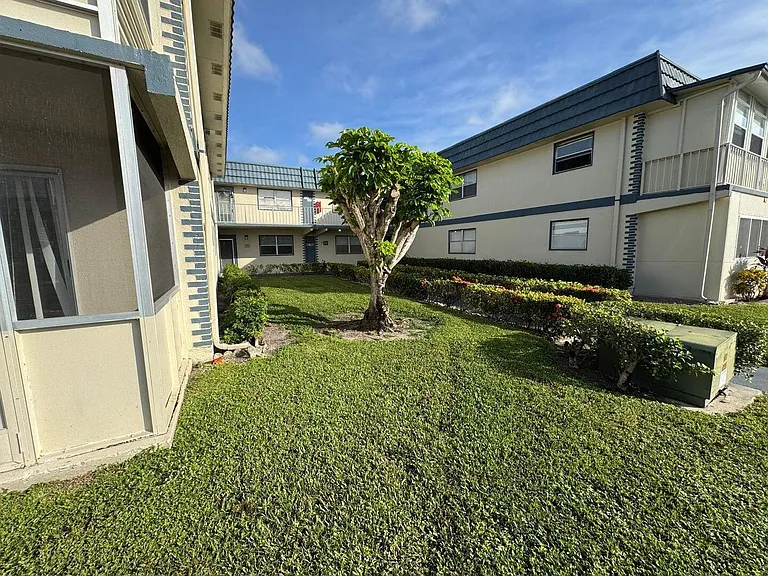 201 Brittany E — Photo 24