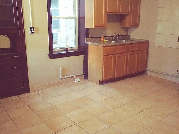 4th image of 2743 S Avers Ave #1