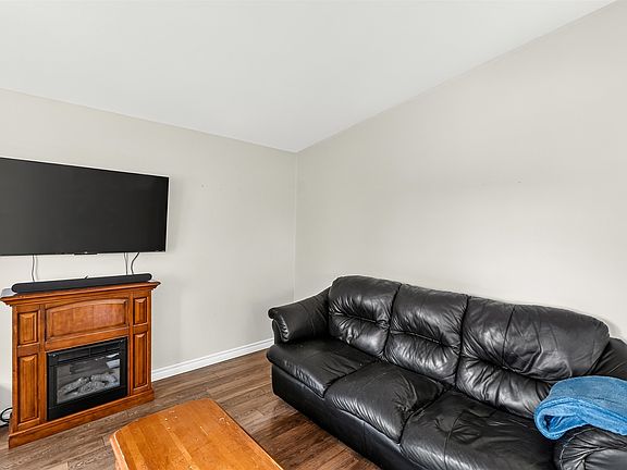 5th image of 77 River Ridge Dr E