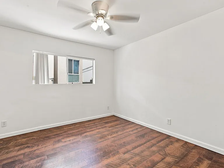 956 Elden Ave — Photo 14