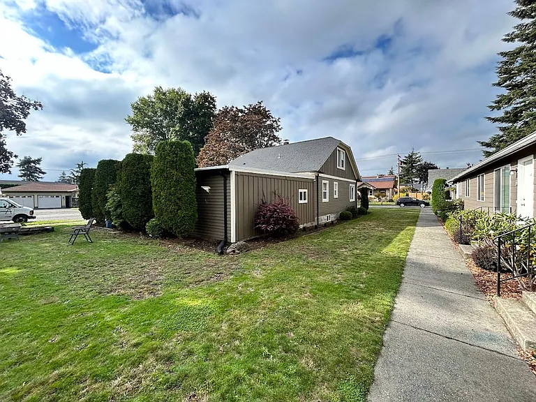 817 Grover St — Photo 23