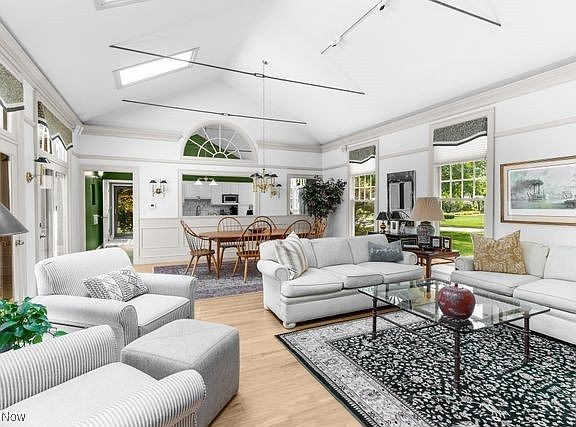 4th image of 368 Country Club Dr NE