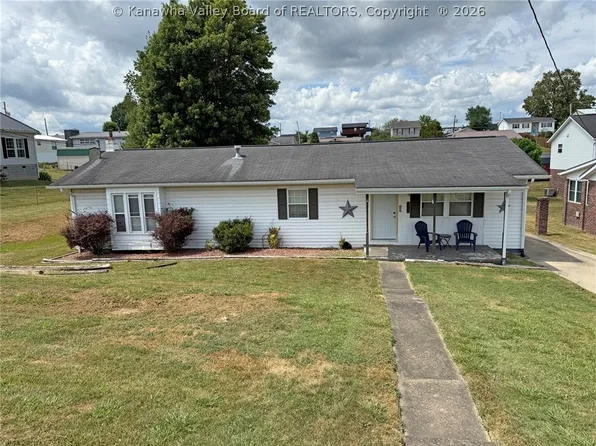 2486 Walnut St, Hurricane, WV 25526