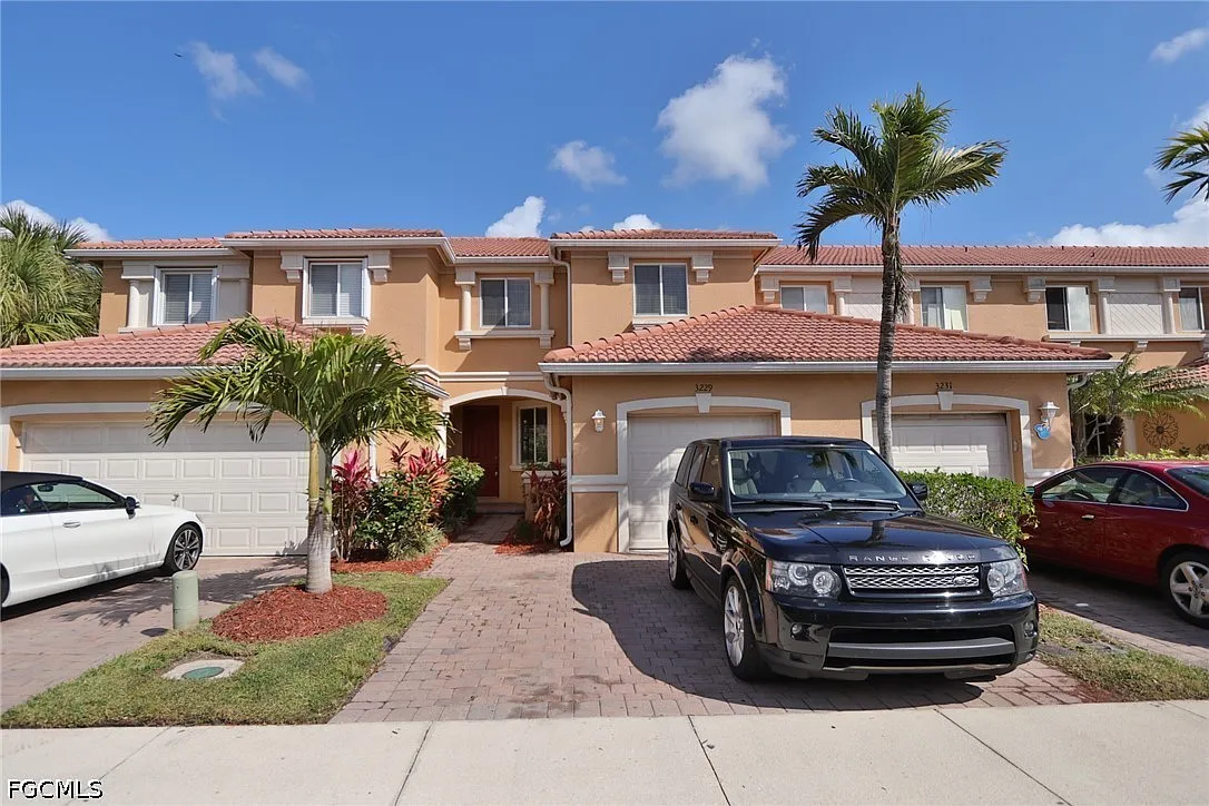 3 bed, 2.5 bath, 1686 sqft, $1,895 — Photo 1