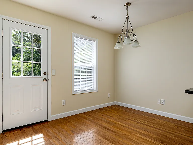 202 Clover Ct — Photo 9