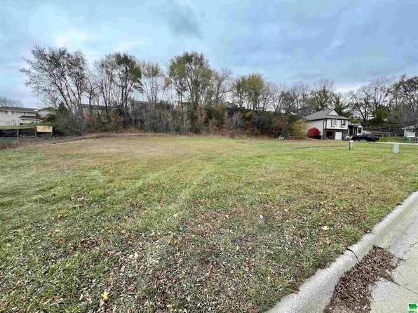 5619 Eastbrook Ct, Sioux City, IA 51106