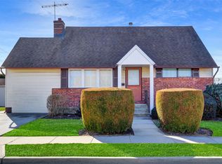 2 Spencer St, Hicksville, NY 11801