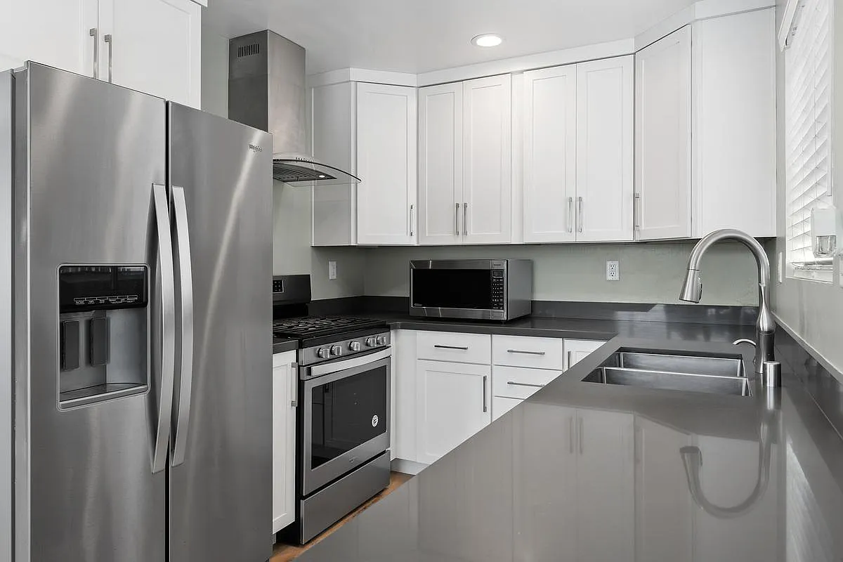 2 bed, 1.5 bath, 925 sqft, $3,200 — Photo 2