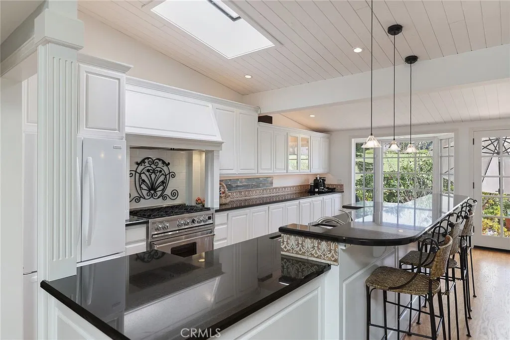 3 bed, 1972 sqft, $7,400 — Photo 2