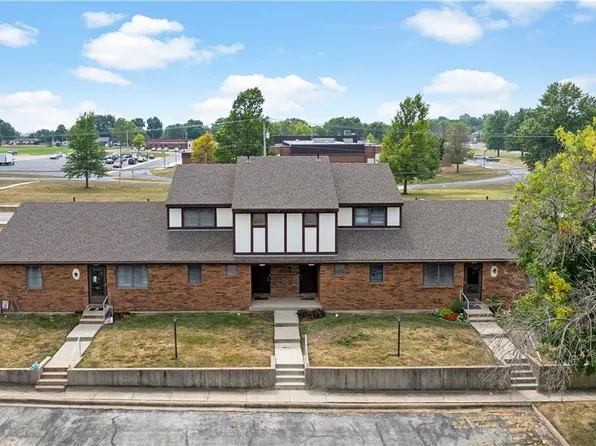 1201 Durham Dr, Paola, KS 66071