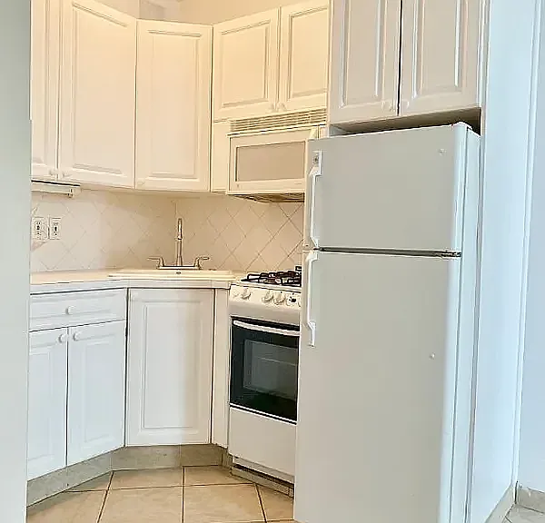 438 E 77th St #4B — Photo 3