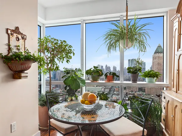 350 West 42nd Street image 5 of 10