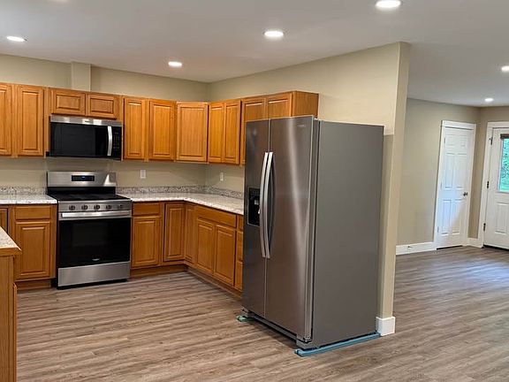 New refridgerator and faily new stove, microwave and dishwasher