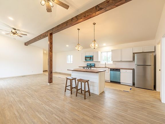 3rd image of 2231 Honeysuckle Ln