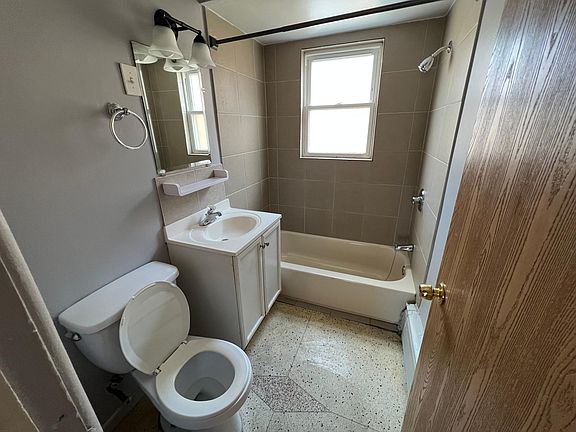 4th image of 3112 Calwagner Ave APT 1E
