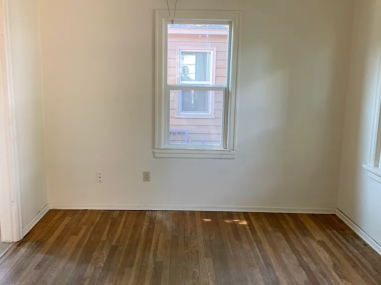 210 E Oak St — Photo 2